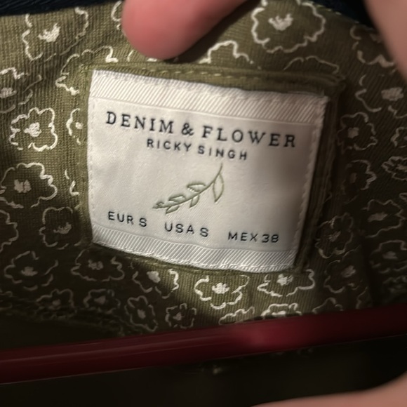 Denim & Flower T-Shirt 👕 - Men’s size small - Picture 4 of 5